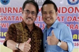 Direktur SJI, Ahmed Kurnia   Soeriawidjaja  bersama Lulusan Terbaik, Iyan Irwandi